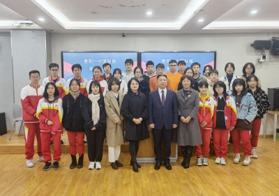 黃永毅總裁應邀到貴陽一中為即將畢業(yè)的國際班學生授課